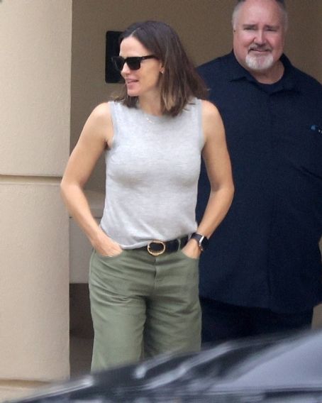 Jennifer Garner – Wears chic tank top while out in Brentwood