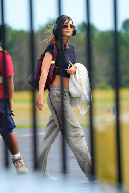 Emily Ratajkowski – Spotted at the airport in East Hampton
