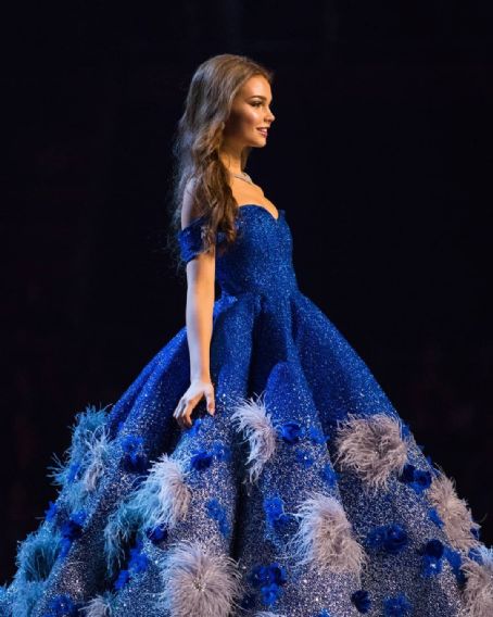 Yulia Polyachikhina Miss Universe 18 Evening Gown Competition Famousfix Com Post