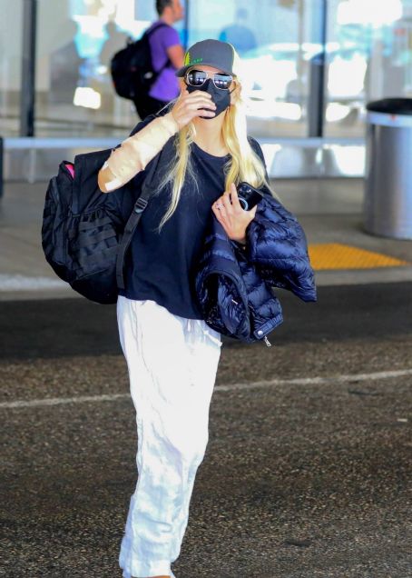 Anna Faris – Arrives at LAX in Los Angeles