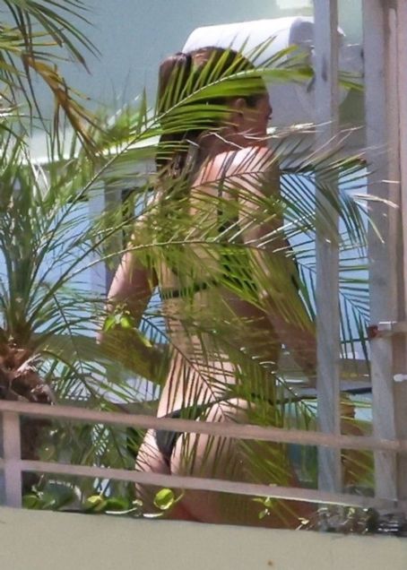 Melissa Satta – Fun in the sun on Miami Beach