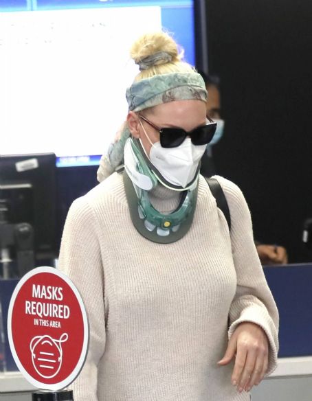 Katherine Heigl – Out in public for the first time after implanted two titanium disks in her neck