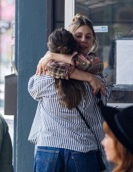 Elizabeth Olsen – Out For A Lunch In Los Angeles - FamousFix