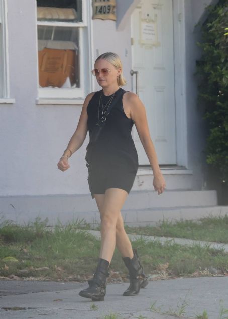 Malin Akerman – Arrives at a friend’s house in Los Angeles