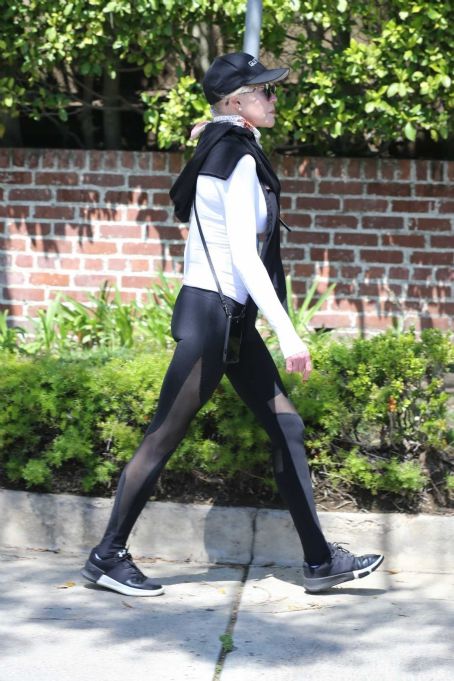Melanie Griffith – Solo walk in Los Angeles | Melanie Griffith Picture