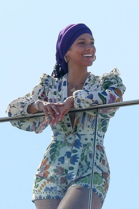 Alicia Keys – On a photoshoot by the Fasano Hotel pool in Rio