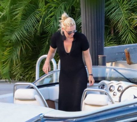 Lindsey Vonn – With Diego Osorio in the bay of Miami Beach | Lindsey