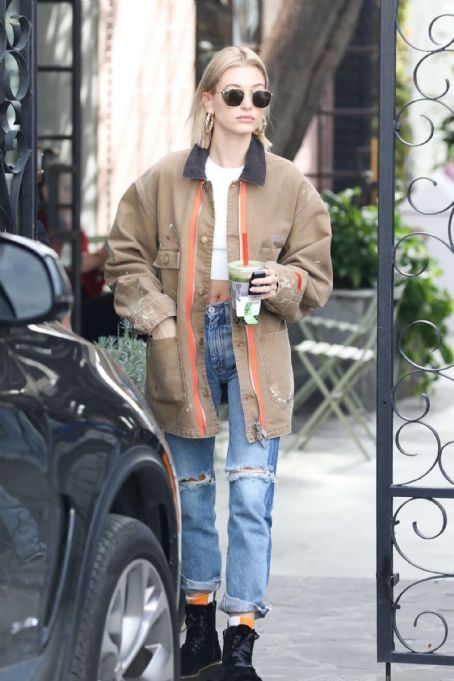 Hailey Baldwin at hair salon in Los Angeles