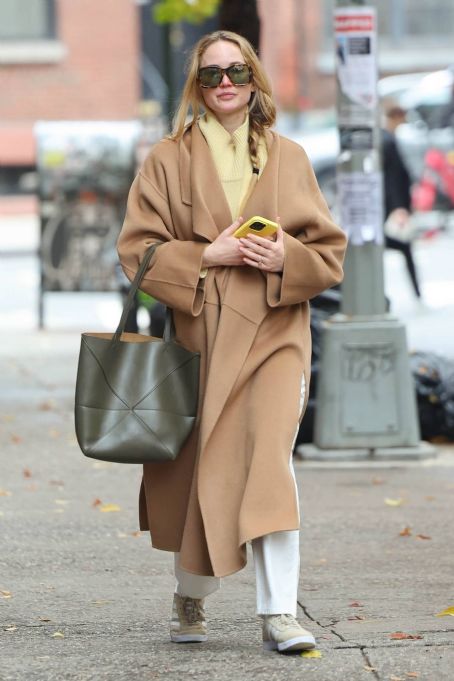 Jennifer Lawrence – Running errands in New York