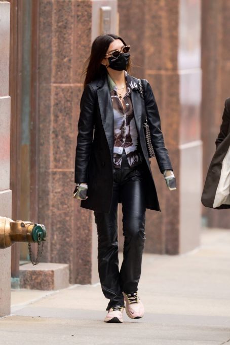 Emily Ratajkowski – In black leather seen at Bar Pitti in New York