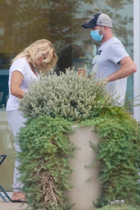 Pamela Anderson – Steps out makeup-free in Malibu