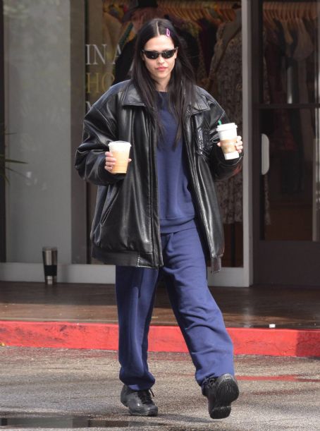 Amelia Gray – Stops at starbucks in Beverly Hills - FamousFix