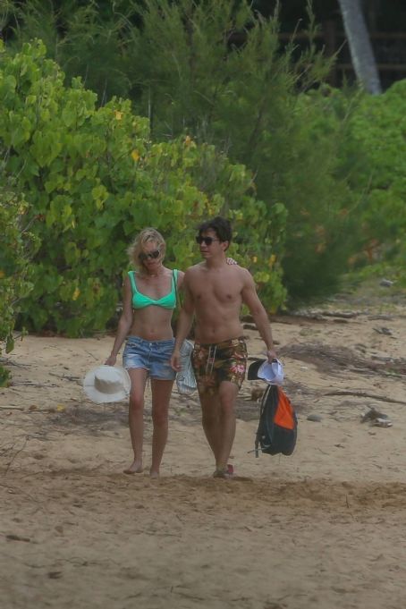 Kate Bosworth – With Justin Long on the PDA in Hawaii