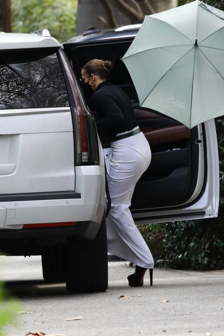 Jennifer Lopez – Out in an elegant white skirt in Bel Air