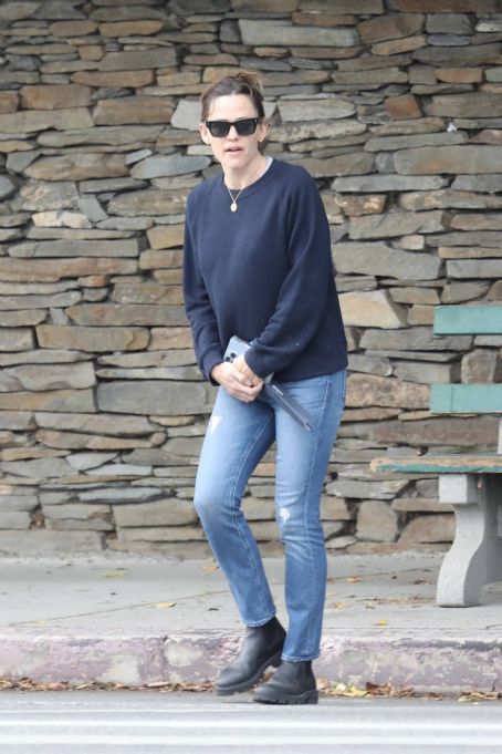 Jennifer Garner – Seen at the Brentwood Country mart