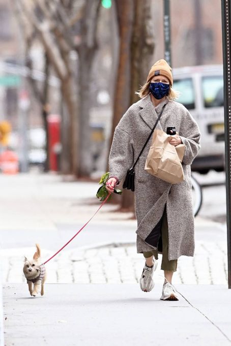 Naomi Watts – Walk her dog with in New York | Naomi Watts Picture