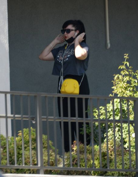 Amanda Bynes – Is spotted out for a stroll with Paul Michael in Los Angeles