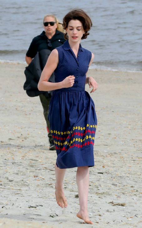 Anne Hathaway – Filming ‘Mothers Instinct’ in Port Monmouth – New