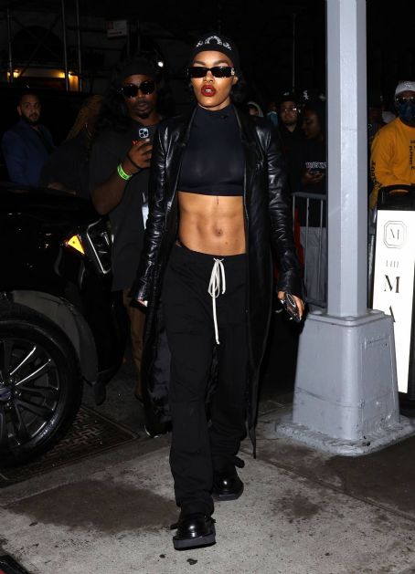 Teyana Taylor – Shopping candids - FamousFix