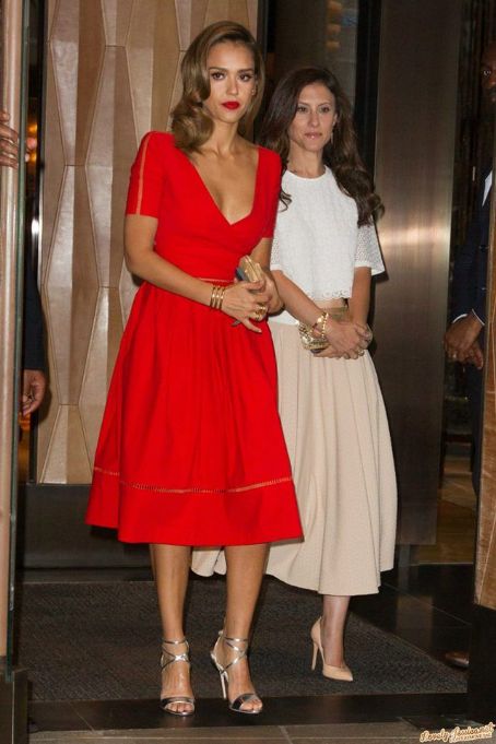 Jessica Alba leaving hotel in SoHo (June 10, 2014) | Jessica Alba