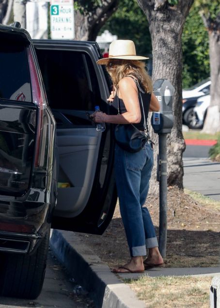 Jennifer Aniston – Exits a hair salon in Beverly Hills | Jennifer