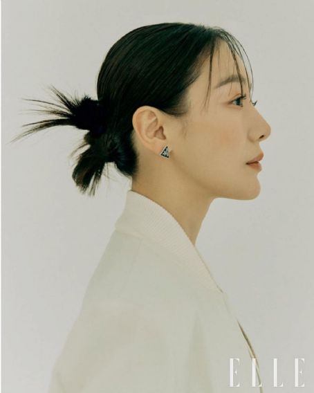 Yoon Jung-hee (born 1980) - Elle Magazine Pictorial [South Korea] (April 2021)