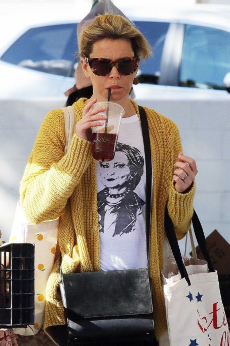 Elizabeth Banks – Shopping at the farmers market in Studio City