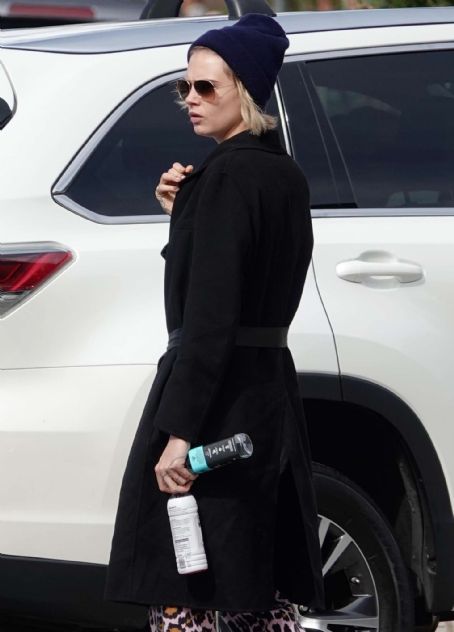 Cara Delevigne – Out in Los Angeles - FamousFix