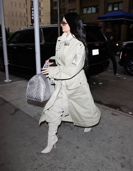 Kylie Jenner – Steps off her 100 million dollar private jet in New York