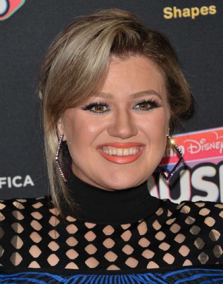 Kelly Clarkson – 2018 Radio Disney Music Awards in Hollywood Picture ...