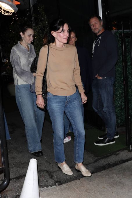 Courteney Cox – Having dinner with co-star Lisa Kudrow in Santa Monica