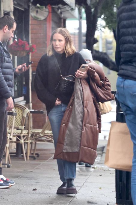 Kristen Bell – Steps out to get lunch in Los Feliz
