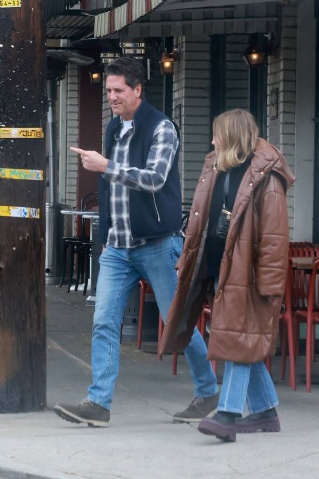 Kristen Bell – Steps out to get lunch in Los Feliz