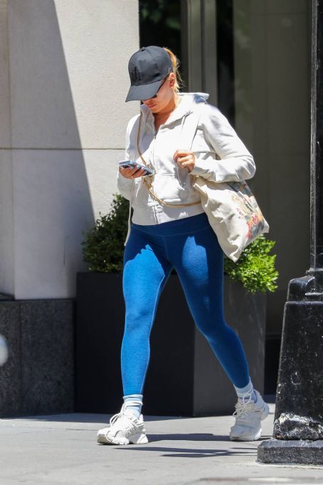 Scarlett Johansson – In leggegings Heading to the gym in New York