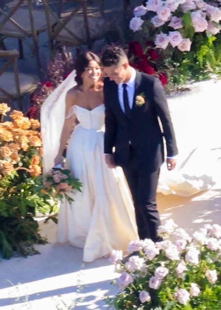 Sarah Hyland – With Wells Adams getting married in a California wine ...