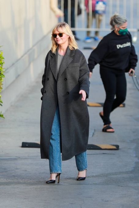 Kirsten Dunst – Dons casual chic at the El Capitan Entertainment Centre
