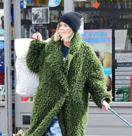 Alice Eve in Green Fur Coat – Out in Notting Hill | Alice Eve Picture ...