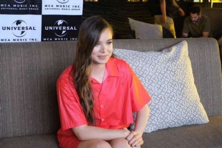 Hailee Steinfeld – Doing interviews in Manila | Hailee Steinfeld