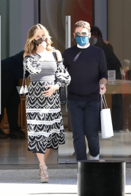 Zulay Henao – Shopping candids at the Apple Store in Beverly Hills