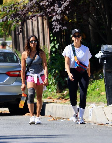 Jessica Alba – Exercising with a walk through Beverly Hills