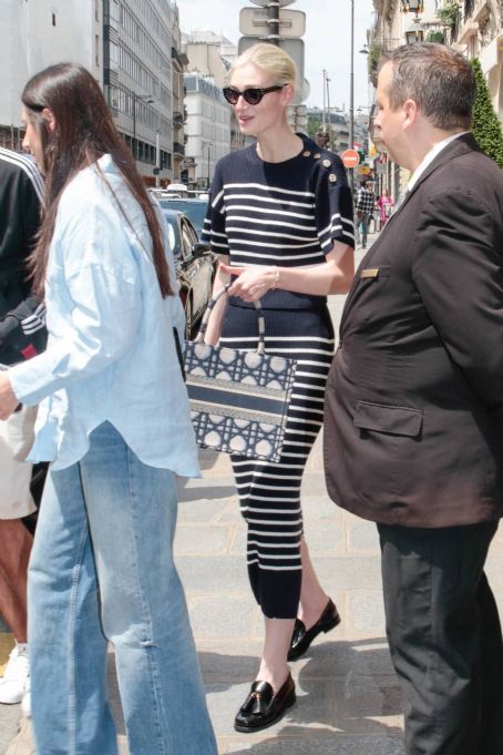 Elizabeth Debicki – Leaving her hotel during Paris Fashion Week