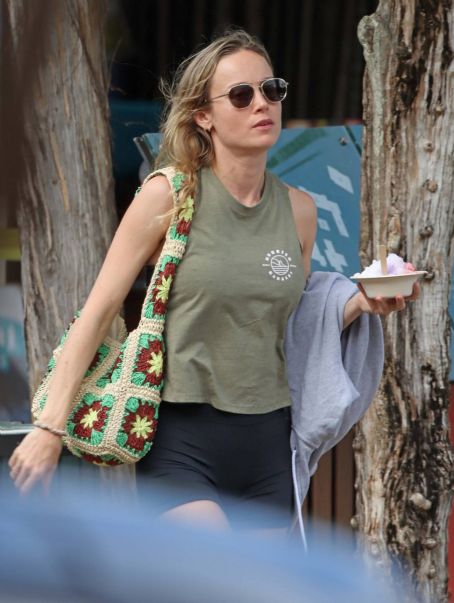 Brie Larson – Seen on vacation in Hawaii