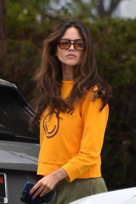 Eiza Gonzalez – Picks up lunch at Joan’s on Third in Studio City | Eiza