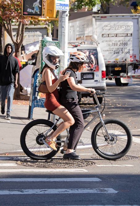 Emily Ratajkowski – On a bike ride with her friend in Soho – New York