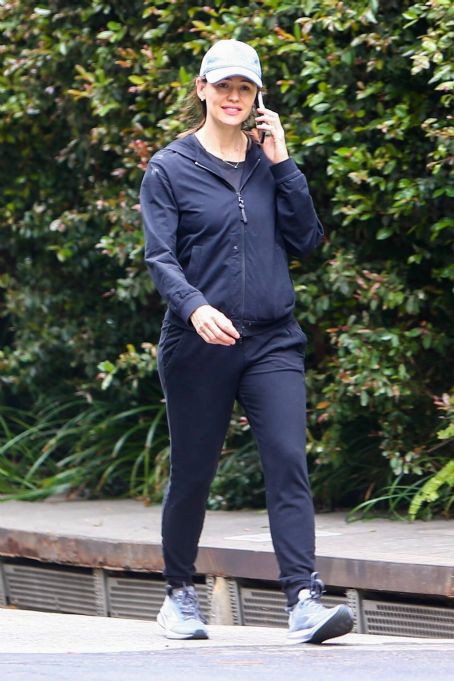 Jennifer Garner – morning walk through her Brentwood neighborhood