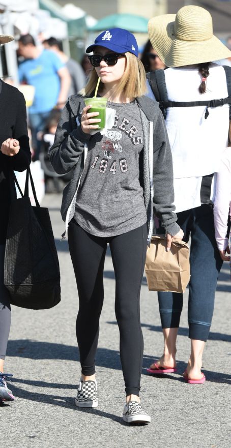 Genevieve Hannelius at Farmers Market in Studio City | Genevieve