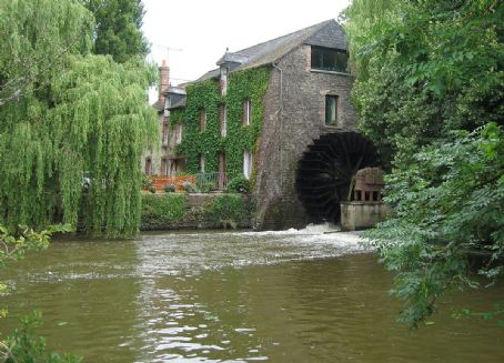 Seiche (river)