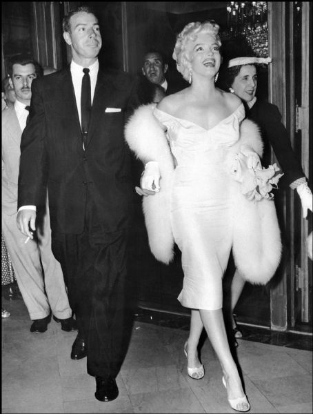 Marilyn Monroe arrives at the premiere of The Seven Year Itch, Loew's ...