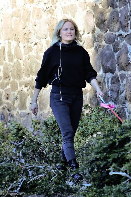 Malin Akerman – Steps out for a walk in Los Angeles