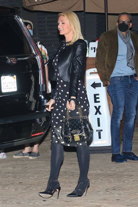 Paris Hilton – Looks chic with her fiancé Salomon out to dinner at Nobu in Malibu